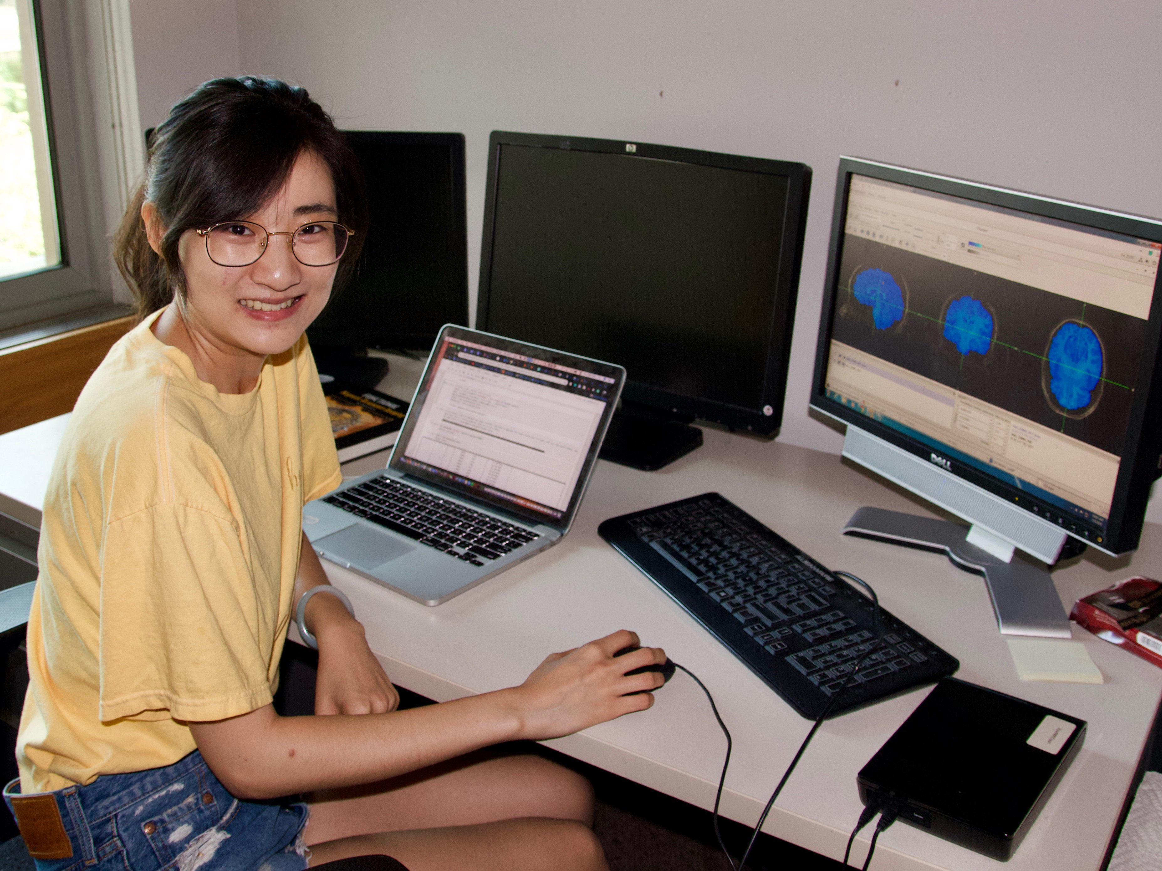 Ziwei Zhang working in the Egner lab